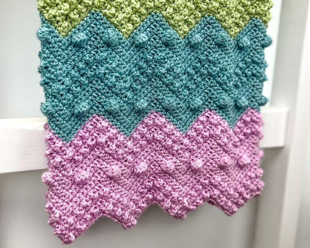 Textured crochet chevron blanke