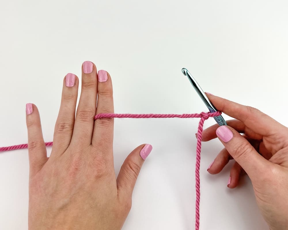 Hold crochet yarn - basic method