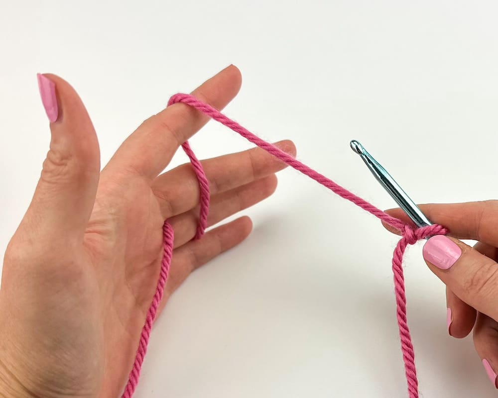 How to hold crochet yarn - method 1
