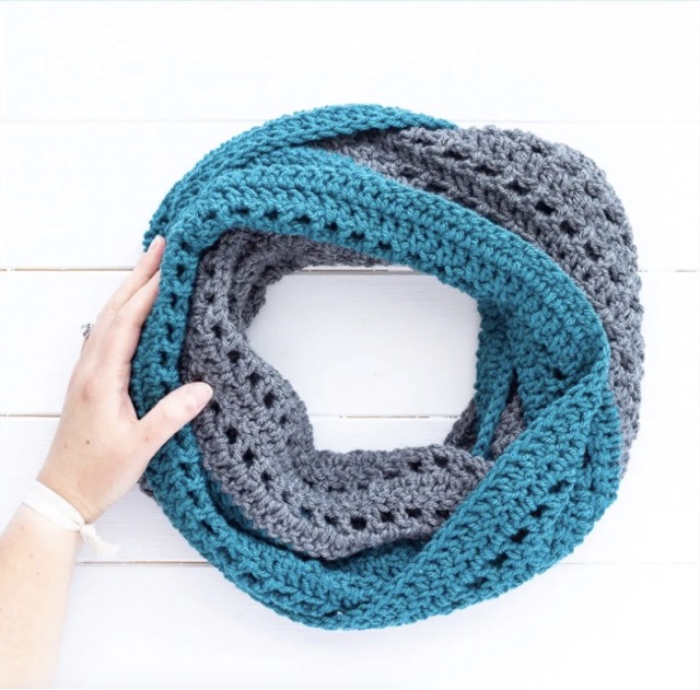 Easy Crochet Infinity Scarf 