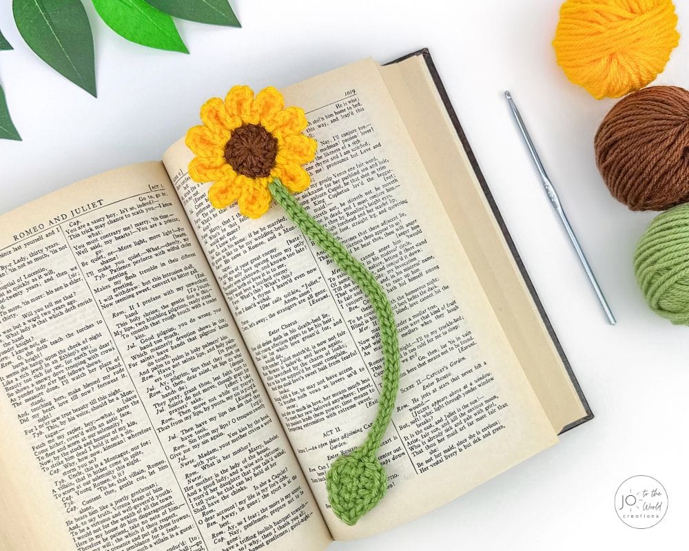 How to Crochet a Flower Bookmark